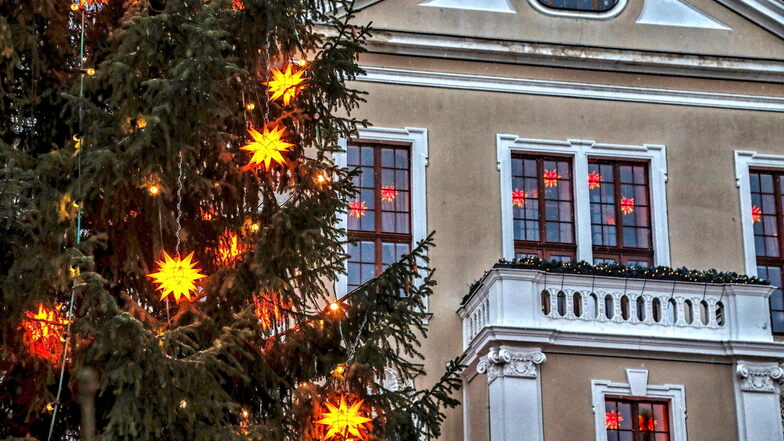 Vom Löbauer Rathausbalkon wird jetzt wieder jeden Nachmittag Weihnachtsmusik gespielt.
