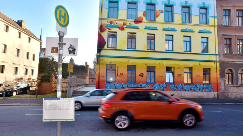 Farblich setzt sich dieser Altbau in der Rosa-Luxemburg-Straße in Zittau deutlich von der umgebenden Bebauung ab.