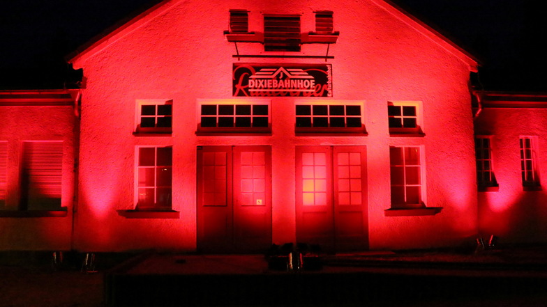 Der Dixiebahnhof in Weixdorf in rotem Licht: Der Betreiberverein beteiligte sich an der deutschlandweiten Aktion "Night of Light".