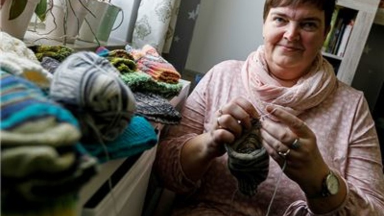 Manuela Schmolke mit einer Strickarbeit. Etliche Mützen, Schals und Handschuhe hat sie bereits fertig und will sie verschenken.