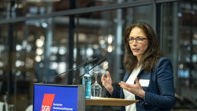 Yasmin Fahimi ist seit Mai 2022 Vorsitzende des Deutschen Gewerkschaftsbundes und war zuvor für die SPD im Bundestag. Im März war sie Gastrednerin auf der Zukunftskonferenz des DGB Sachsen in der Gläsernen Manufaktur in Dresden.