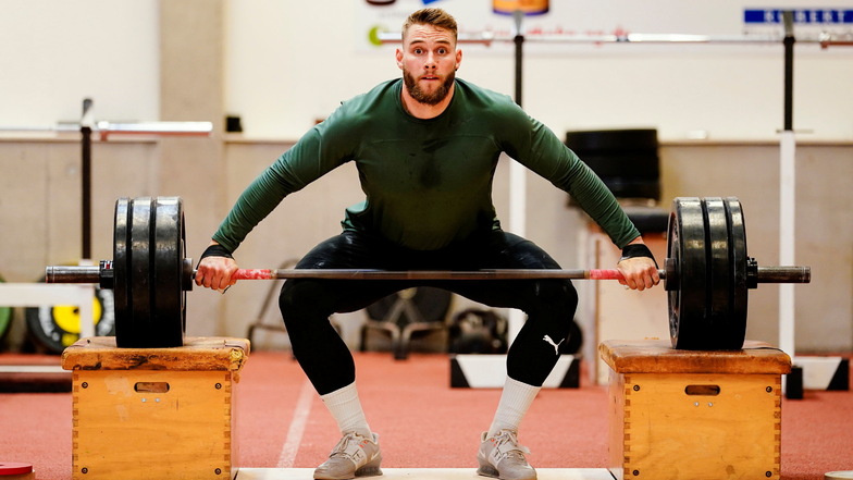 Speerwerfer Johannes Vetter stemmt Gewichte während eines Trainings in der Offenburger Rüdiger-Hurrle-Leichtathletikhalle.