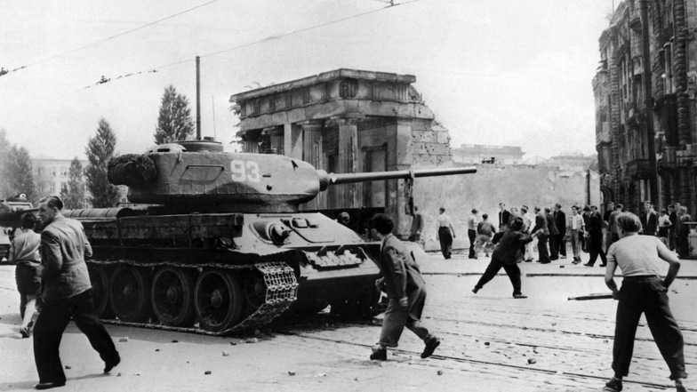 Sowjetische Panzer schlugen den Aufstand blutig nieder und retteten so das SED-System unter dem faktischen Staatschef Walter Ulbricht.