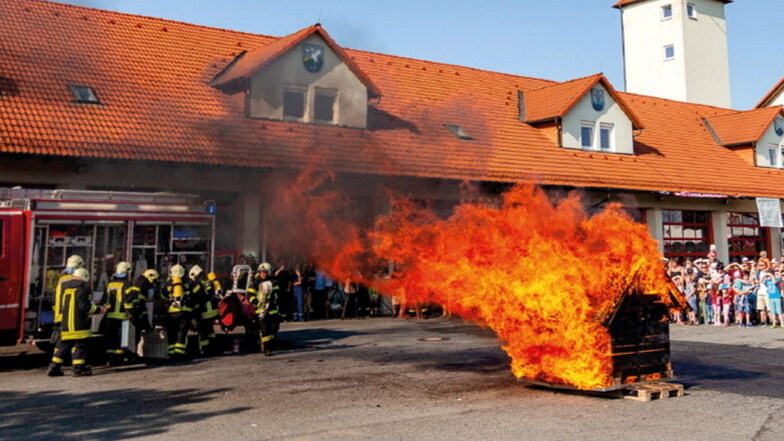 Die Feuerwehr Coswig demonstriert eine Schauübung, wie sie auch am Samstag zu sehen sein wird.