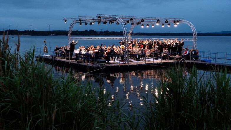 Die Seebühne der Europa Chor Akademie ankert 2024 zum fünften Mal auf dem Berzdorfer See.