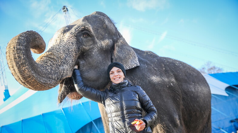 Cvetomira Kirov-Errani ist mit ihrem Mann, dem Dompteur Elvis Errani, und Elefantendame Yumba schon in Dresden angereist. Zur Familie gehören außerdem die beiden indischen Elefanten Baby und Mala.