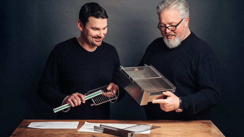 Philipp Beuermann und der verstorbene Geschäftsführer Klaus Gerlach von Käppler und Pausch mit dem von Gerlach entworfenen Grill "Vinur".