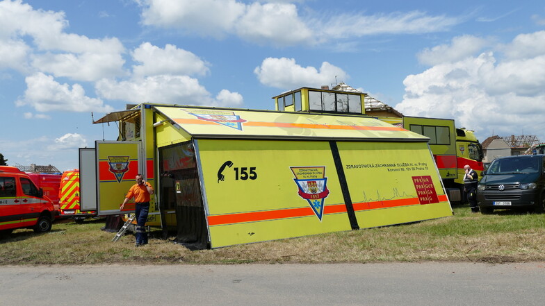 Rettungskräfte haben nach dem Tornado ein mobiles Krankenhaus im Dorf Moravská Nová Ves aufgebaut.