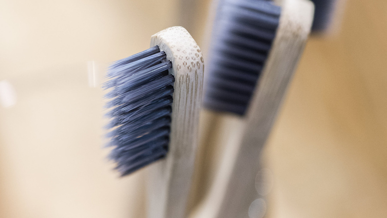 Auch Hand-Zahnbürsten sind typische Wegwerfartikel aus Plastik. Erste Hersteller bringen Alternativen aus Naturmaterialien auf den Markt. 