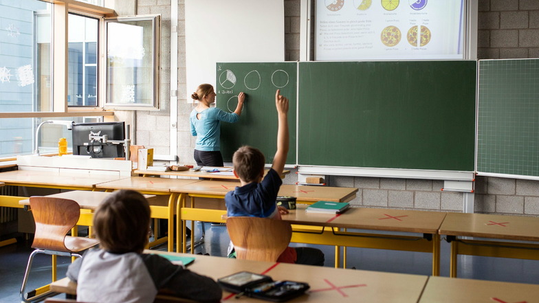 Noch findet in Sachsen Schulen Unterricht statt. Steigen die Infektionszahlen weiter, droht den Schulen in Kürze jedoch die erneute Schließung.