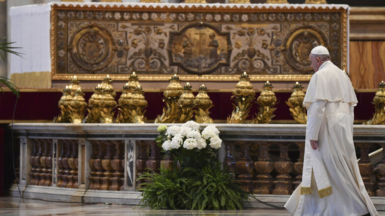 Papst Franziskus verlässt nach der Ostermesse am Sonntag den fast leeren Petersdom.