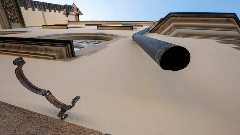 Am Historischen Rathaus haben bislang unbekannte Täter die unteren Stücke der Kupfer-Fallrohre gestohlen. Das längste Teilstück fehlt an der Fassade zur Pestalozzistraße.