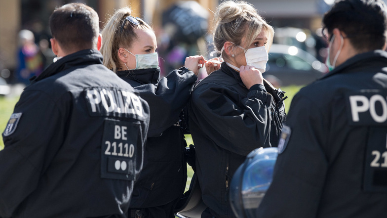 Polizistinnen mit Mundschutz bei einer Demonstration in Berlin Anfang April.