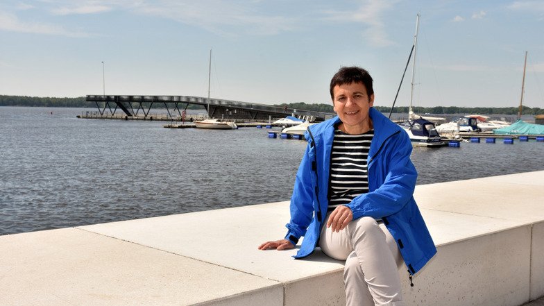 Die Geschäftsführerin des Tourismusverbandes Lausitzer Seenland wirbt für das Gütesiegel. Hier sitzt sie im Stadthafen Senftenberg.