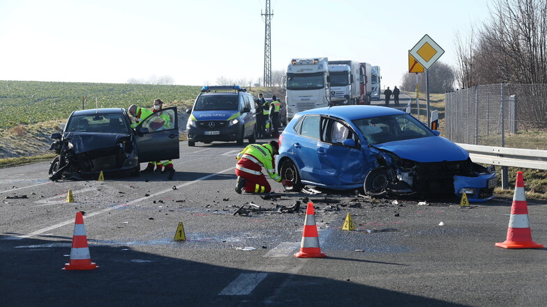 Zwei schwer verletzte Fahrerinnen und Totalschaden an beiden Autos waren das Ergebnis dieses Unfalls Anfang März in Käbschütztal.