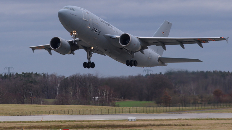 Kurz nach dem Mittag startet vergangenen Mittwoch der Airbus A310 MedEvac der Luftwaffe am Dresdner Flughafen nach Köln. An Bord: Sechs Corona-Intensivpatienten aus Sachsen.