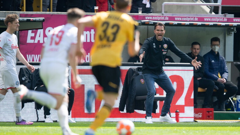 Dynamos Trainer Guerino Capretti treibt seine Mannschaft an, mehr Spielanteile in der ersten Hälfte hat aber Holstein Kiel.