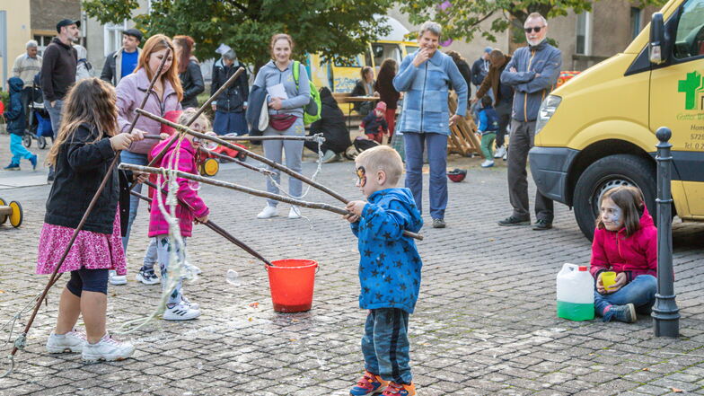 Das Willkommensbündnis Niesky führt regelmäßig Veranstaltungen für Geflüchtete in der Stadt durch. Vor einem Monat gab es ein internationales Fest auf dem Zinzendorfplatz.
