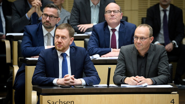 Martin Dulig (hinten links, SPD), Michael Kretschmer (l, CDU) und Wolfram Günther (Bündnis 90/Die Grünen) bei der Abstimmung im Bundesrat.