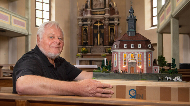Stolz präsentiert Rainer Dierchen das Modell der Loschwitzer Kirche im Gotteshaus. Mehrere Monate hat er daran gearbeitet und möchte es jetzt an die Gemeinde überreichen.