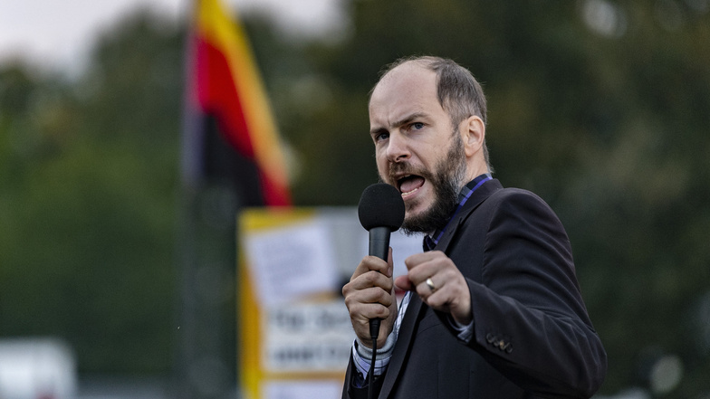 Martin Kohlmann bei einer Demonstration von Pro Chemnitz im vergangenen Jahr vor dem Fußballstadion.
