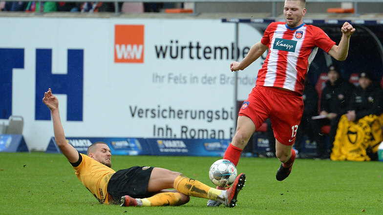 Dynamo packt die Grätsche aus - wie hier René Klingenburg im Duell mit Robert Leipertz vom 1. FC Heidenheim.