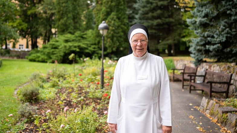 Schwester M. Cäcilia Im Garten des St. Carolus-Krankenhauses. Das M. in ihrem Namen steht für Maria. Alle Ordensschwestern tragen es.