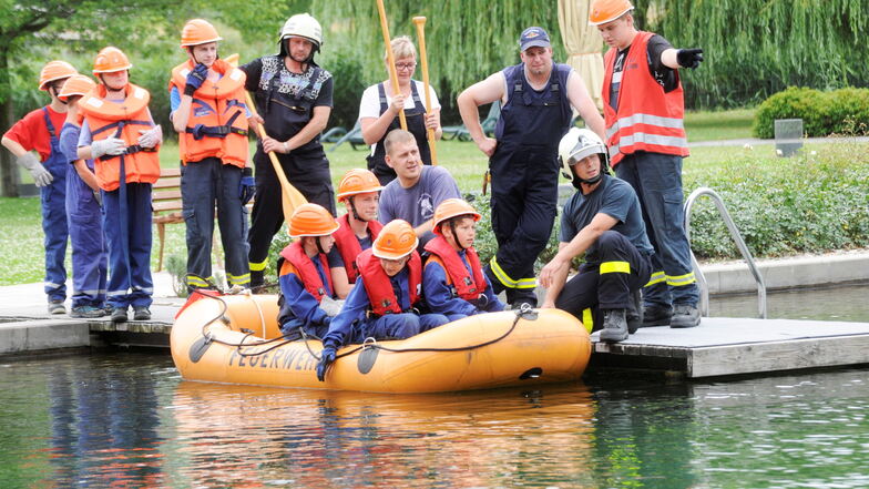 Die Großenhainer Jugendfeuerwehr geht auch gern mal aufs Wasser und probt im Freibad den Einsatz des Schlauchbootes zur Personenrettung. Das zieht neue Leute an.