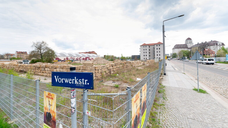 Hier, an der Ecke Friedrichstraße/Vorwerkstraße, will ein Investor Wohnungen bauen. Dahinter auch, doch die Stadt möchte das Grundstück gern kaufen, um das Krankenhaus Friedrichstadt zu erweitern.