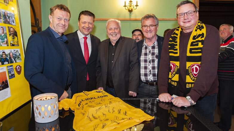 Im März vergangenen Jahres war das Aufgebot an Gästen groß: Udo Schmuck , Dynamo-Präsident Holger Scholze , Gert Zimmermann , Hans-Joachim Weigel und Fan Jörg Dietze.
