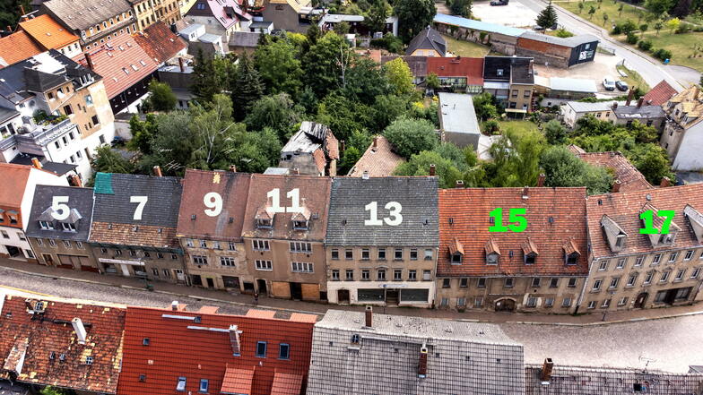 Bis auf zwei Häuser sind alle Gebäude auf der stadtauswärts führenden linken Seite der Mühlstraße in Roßwein abbruchreif. Doch nur die Nummern 5 bis 13 dürfen ab September auch abgerissen werden.