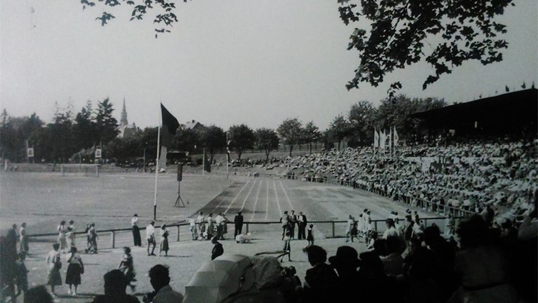 Bei der Eröffnung des Stadions am 21. August 1950 waren 15800 Zuschauer dabei