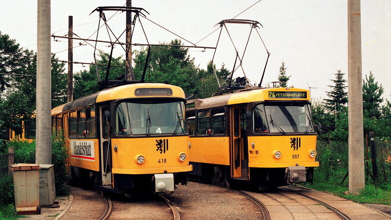 Zwei Tatra-Bahnen in den 1990er-Jahren am Endpunkt in der Johannstadt. Sie prägten einst das Bild im DVB-Netz. Jetzt werden sie auf der Linie 4 wieder gebraucht.