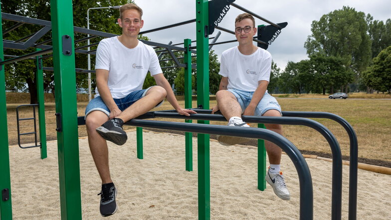 Vor einem Jahr wurde die Fitnessanlage unweit der Elbe in Heidenau eröffnet und von den Jugendbeiräten Mike Strohbach (l.) und Lucian Gansauge getestet.