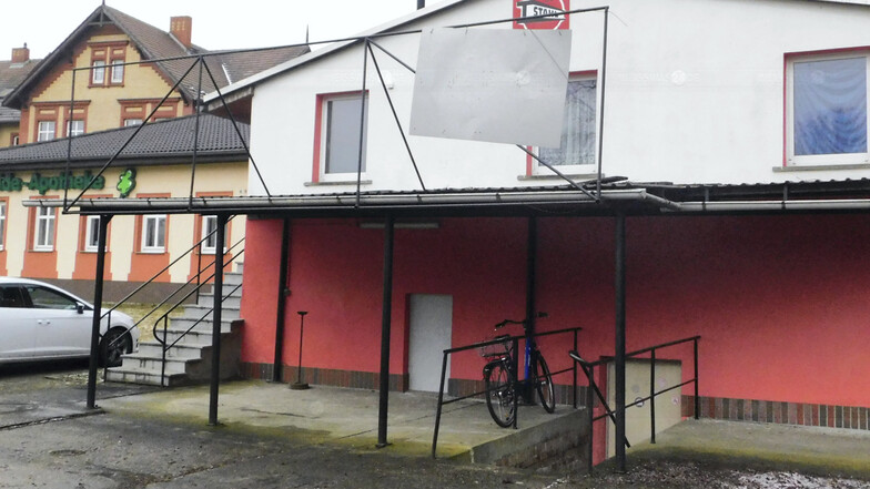 Aus dem ehemaligen Vereinsgebäude des SV Stahl Krauschwitz soll zu einem „Haus der Demokratie“ werden. Drei Verein wollen sich Stand jetzt hier ansiedeln.