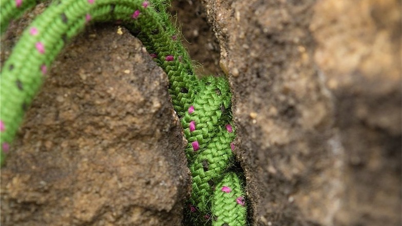 Knoten: Ein einfacher Knoten im Felsspalt (Sackstich) dient als Sicherung.