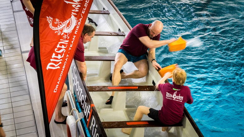 Für die Helfer hieß es nach jedem Lauf, das beim Rennen ins Drachenboot gelangte Wasser wieder zurück ins Becken zu befördern. Mit Muskelkraft natürlich.