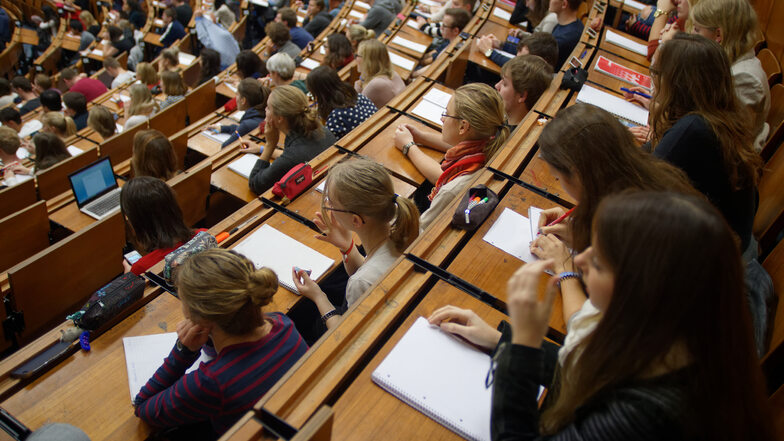 Die Zahl der Studienanfänger in Deutschland wird nach einer Prognose der Kultusministerkonferenz (KMK) in den kommenden zehn Jahren deutlich ansteigen.