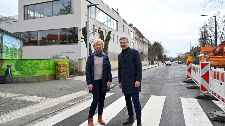 Amtsleiterin Simone Prüfer und Verkehrsbürgermeister Stephan Kühn am neuen Zebrastreifen an der 56. Grundschule in Dresden.
