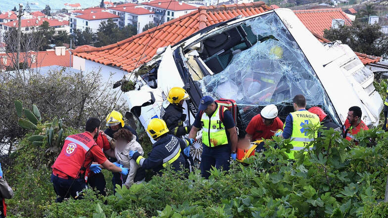 Rettungskräfte bergen nach dem schweren Busunglück Verletzte.