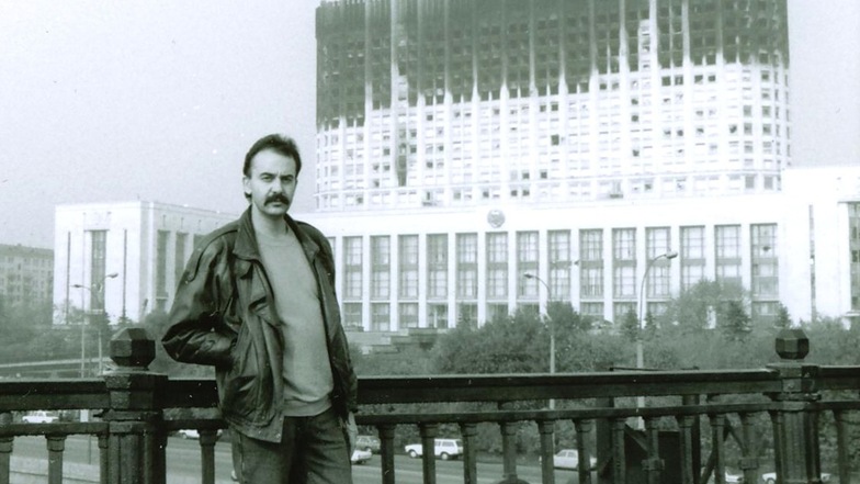 1993 als Korrespondent vor dem zerschossenen Weißen Haus, dem damaligen Parlamentssitz, in Moskau.