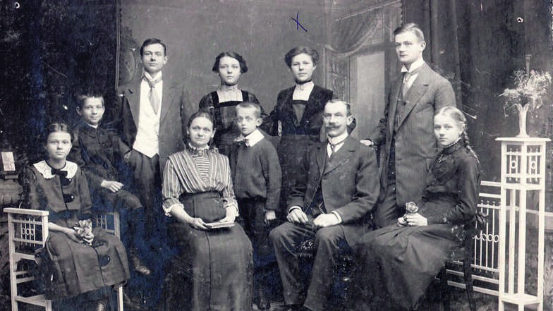 Das alte Foto zeigt die Familie Brandt aus Kötzschenbroda in den 1910er-Jahren. Mit einem Kreuz in der Mitte des Bildes markiert ist Hildegard Margarethe Brandt. Sie emigrierte nach Holland. Ein Verwandter von dort sucht jetzt nach Nachkommen.