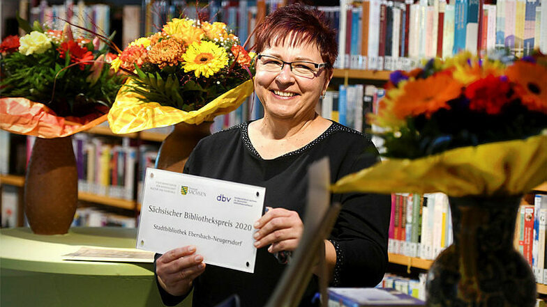 Katja Hieke freut sich über 10.000 Euro für die neue Bibliothek von Ebersbach-Neugersdorf.