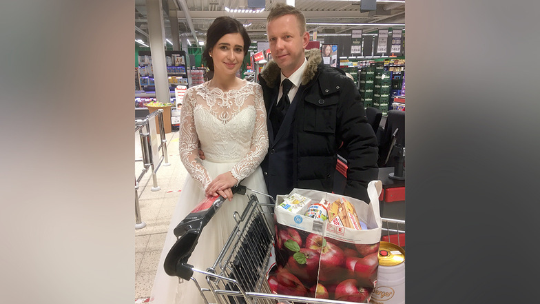 Viktoriia und Martin Ibisch kauften nach ihrer Hochzeit am Sonnabendabend noch im Kaufland ein.