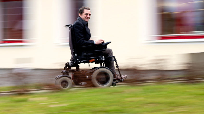 „Innerlich hüpfe ich nach wie vor“: Wie ein Rollstuhlfahrer sich nicht unterkriegen lässt