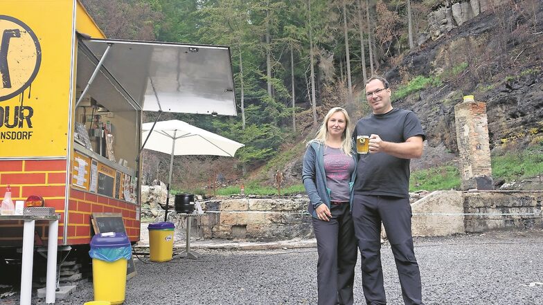 Der Eigentümer der Balzhütte Ivo Goedhart und seine Frau Barbora Laštuvková stehen vor einem Neuanfang. Wer bei ihnen ein Bier trinkt, ist schon eine große Hilfe.