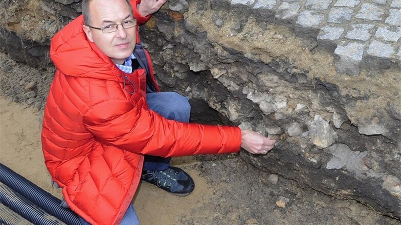 Ingo Kraft vom Landesamt für Archäologie zeigt die Stelle, an der die Scherben gefunden worden sind (links). Die Keramikreste stammen aus der Bronzezeit, wie die Wissenschaftler anhand der Verzierungen erkennen können.