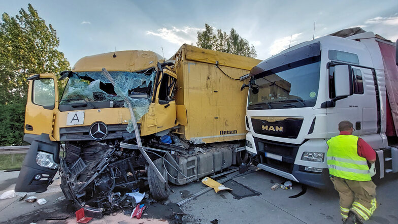 Laster kollidiert auf A9 bei Leipzig mit weiterem Lkw - ein Schwerverletzter