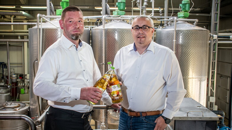 Ronny Thiele (links) war seit 2017 Geschäftsführer der Kelterei Sachsenobst. Jetzt verlässt er das Unternehmen. Er wird aber noch seinen Nachfolger Marcel Ehrlich in das Geschäft mit dem Saft einarbeiten.