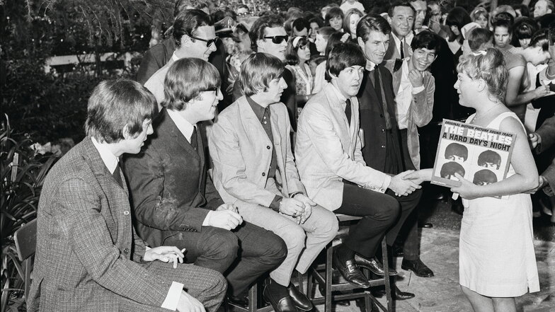 Die Beatles 1964 als Attraktion einer Gartenparty der Schwiegermutter von Capitol-Boss Alan Livingston. Ein Jahr zuvor hatten sie bei Capitol unterschrieben. Foto: Capitol
